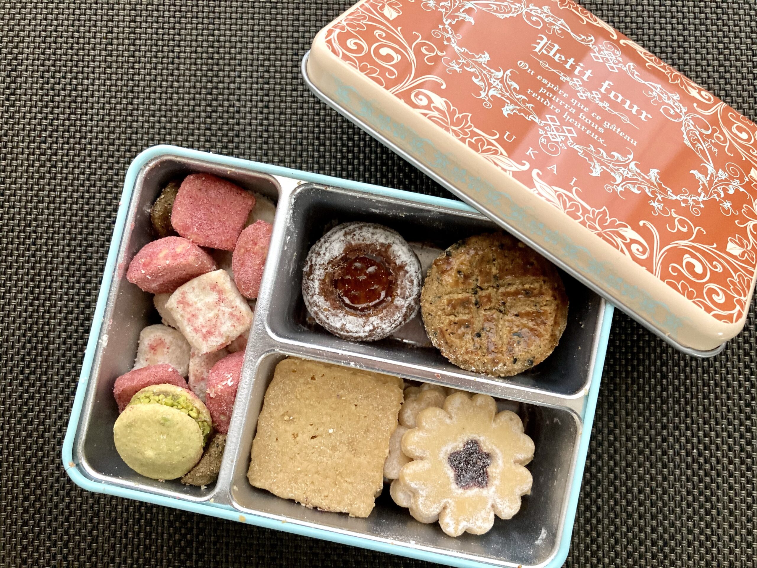 アトリエうかいのクッキー缶 お取り寄せ レシピ本もご紹介 お菓子教室petit A Petitのお菓子のブログ